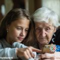 Rentnerin mit Enkelin