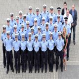 Gruppenfoto der 28 Kommissarsanwärter/-innen mit Behördenvertreter/-in