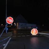 Umgeknickte Verkehrsschilder auf einer Kreuzung in Grefrath