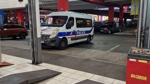 Blick ins Parkhaus der Werkstatt. Zu sehen ist ein französischer Streifenwagen.