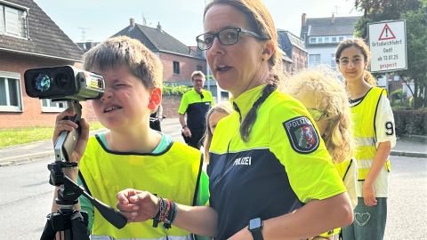 Kinder messen die Geschwindigkeit