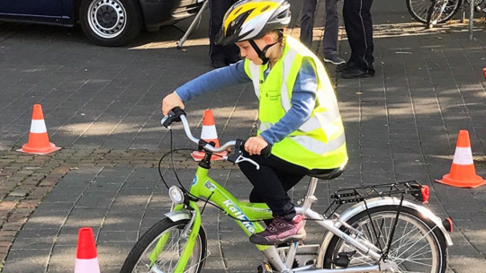 7-jährige Anna beim Fahrradparcour