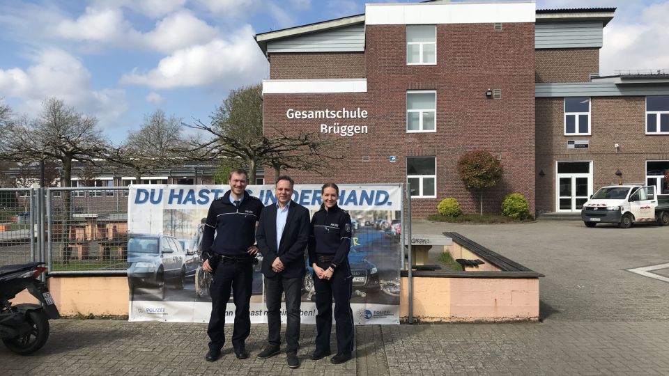 PHK Tobias Stapper, Schulleiter Heiko Glade, POK'in Hannah Langer 