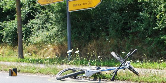 Zerstörtes Fahrrad nach Unfall auf der B221